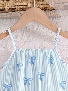 SHEIN 这款女童梭织面料蝴蝶结条纹数码印花拼接荷叶边吊带连衣裙，适合夏季日常穿着、外出、旅行、度假、派对等场合。 - 彩色 - 查看 5