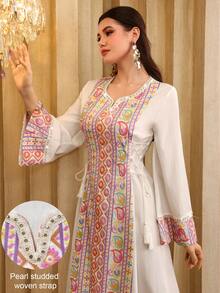 Al Najma U领珍珠装饰缎带拼接布料流苏系带袖口长款连衣裙，土耳其和阿拉伯传统长袍 - 白色 - 查看 4