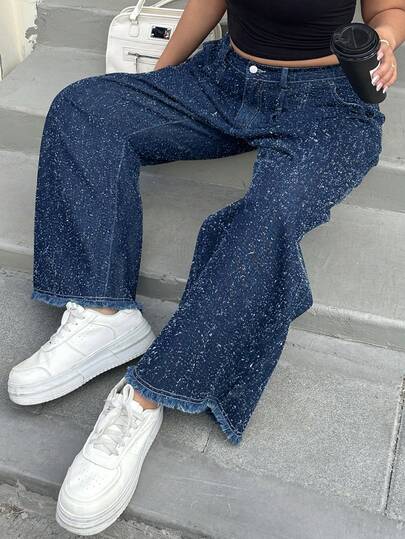 Dazy Plus Quần jeans ống rộng dài, chất liệu vải có họa tiết, cạp quần màu xanh nhạt và gấu quần thiết kế tua rua, thích hợp cho mọi mùa.