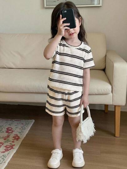 SHEIN Playful Pals 女婴休闲时尚日常圆领短袖露脐蝴蝶结装饰粉色T恤和松紧腰短裤两件套