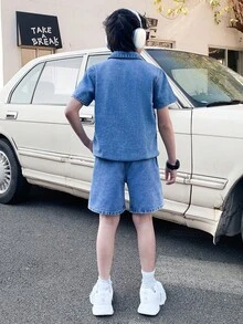 SHEIN Little Byeori 两件套青少年男童时尚休闲复古酷炫街头舒适简约基础款休闲蓝色牛仔短袖衬衫，立领设计，全松紧腰带，搭配宽松舒适的牛仔短裤，适合青少年男童日常穿着，也适合春夏派对、节日和街头服饰穿着，2026春夏新款时尚单品。 - 藍色 - 查看 2