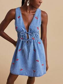 Travachic 女士性感无袖V领樱桃刺绣系带牛仔连衣裙 - 淺色水洗藍 - 查看 8