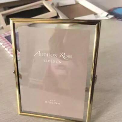 1Pc Photo Frame, Golden Metal Photo Frame With Acrylic Transparent Surface-Clear To Display Photos, For Long-Term Use. Modern Minimalist Style Decorative Frame, Fits Home Living Room, Bedroom, Blends With Diverse Decor. Ideal Home Supplies Gift For Birthday, Graduation, Housewarming; Protects Photos, Enhances Home Aesthetics.