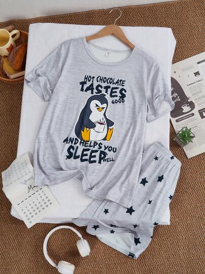 2件套青少年男童灰色企鹅印花短袖T恤和短裤休闲睡衣，适合男孩休闲搭配和家庭场景