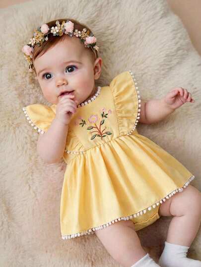 SHEIN Baby Girl Cute And Versatile Summer Bodysuit Features A Red And White Checkered Strawberry Pattern And Flutter Sleeves. Comfortable, Casual, Versatile, And Stylish For Everyday Wear. Suitable For Autumn And Winter Birthday Parties, Evening Parties, Performances, Weddings, Baptisms, School Opening Ceremonies, Indoor And Outdoor Activities, Daily Life