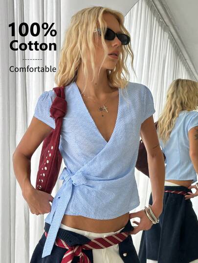 TRNVIE Damen blaues gestreiftes Criss-Cross Schleife V-Ausschnitt Schleife Kurzarm Hemd, geeignet für Lässig, Pendeln, Party und Strandurlaub im Sommer