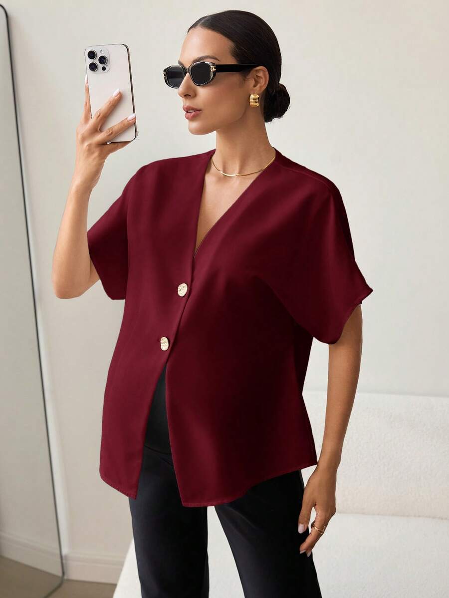 MaterniWear 夏季孕妇优雅酒红色撞色上衣,配金属纽扣,适合通勤和外出穿着。孕妇纯色V领单排扣休闲百搭日常短袖衬衫,复古酒红色衬衫,女士时尚上衣,女士办公室上衣,女士休闲现代衬衫,女士休闲现代上衣,优雅高贵女士工作上衣,女士上衣和衬衫,工作衬衫,职业装,女士工作服,女士工作衬衫,女士休闲装,夏季女士衬衫,优雅衬衫,休闲现代衬衫,商务休闲女士上衣。 - 酒紅色 - 查看 1