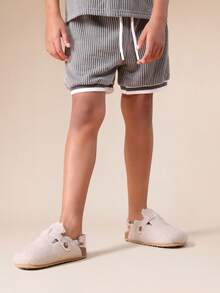 SUMWON Set coordinato casual da ragazzo con camicia a maniche corte a righe con colletto e pantaloncini abbinati, con chiusura a bottoni - Grigio - Visualizzare 4