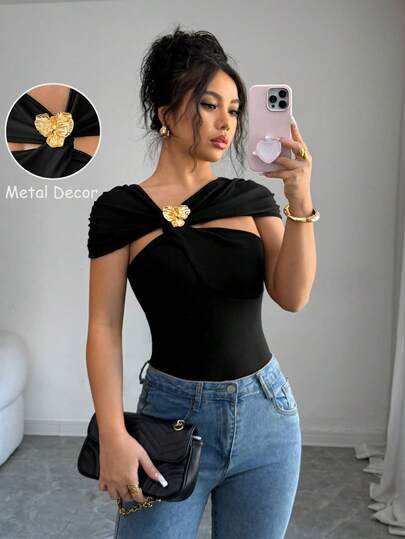 Vesra Damtröja med asymmetrisk, metalldekor och kortärmad urholkning