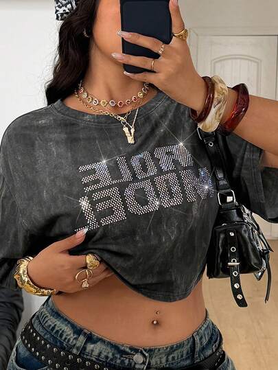 Coolane Camiseta corta de punto con estampado de teñido anudado, cristales y gráficos, de talla grande, para primavera/verano, estilo callejero grunge básico, para mujer