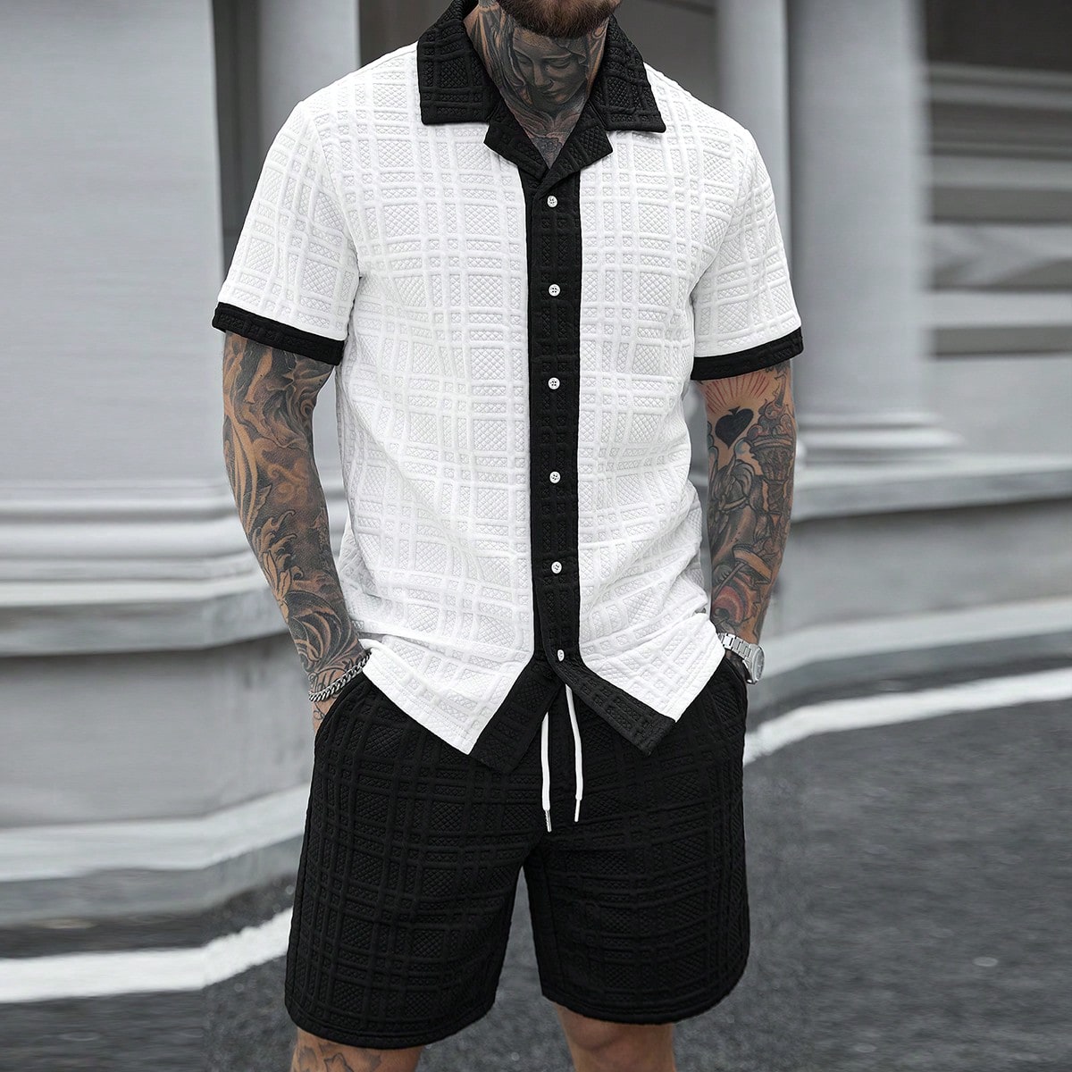 Conjunto de camisa y pantalones cortos casuales de verano para hombres con ribete de contraste en negro y blanco. Camisa de hombre de estilo urbano pa