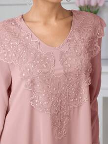 Al Najma 纯色V领宽松刺绣领花卉长袖优雅摆裙女装 - 粉色 - 查看 2