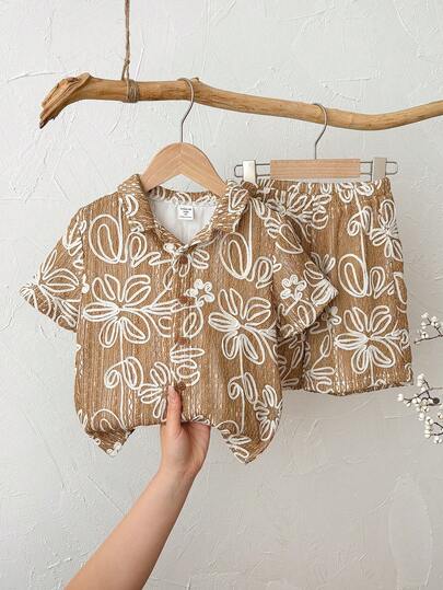Bộ 2 món cho bé trai, áo sơ mi ngắn tay và quần short in hình cây cỏ, kiểu dáng nghỉ hè/xuân, trang phục Hawaii.