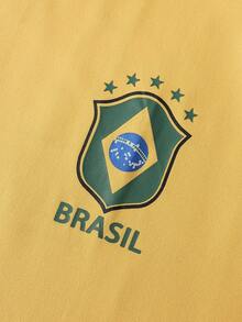PAVTROS 这款男士宽松插肩袖T恤，采用黄色足球球衣设计，袖口和领口饰有绿色和黄色滚边，左胸印有绿色队徽，背面印有醒目的绿色“BRASIL”字样和黄色数字“7”。适合运动、休闲、日常穿着、返校季等各种场合，也是送给男友、丈夫或情侣的绝佳礼物。黄色男士T恤 - 黃色 - 查看 8