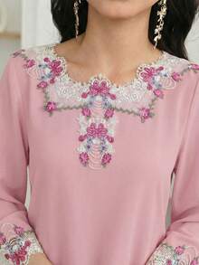 Al Najma 女士秋季水洗褶皱长袖花卉刺绣连衣裙，适合女性穿着，款式端庄，包括沙尔瓦卡米兹、复活节周日优雅长裙、全球时尚春季休闲刺绣长裙、适合工作场合的端庄刺绣连衣裙、花园派对刺绣连衣裙，宽松休闲廓形，优雅传统风格，浪漫粉色调花卉蕾丝领口 | 全球时尚必备春季休闲装，适合春节、春假穿着，采用柔软轻盈面料，长袖设计 - 粉色 - 查看 6