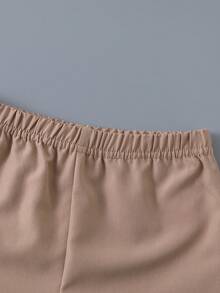 SHEIN Playful Pals 两件套幼儿男童蓝白条纹短袖Polo衫和卡其色短裤套装。采用优质面料，舒适亲肤。Polo衫配有黑色滚边领，短裤采用弹性腰带设计，活动自如。时尚条纹设计，适合6个月至3岁儿童日常穿着、学校活动和家庭聚会。短袖套装，男童套装，婴幼儿套装。 - 彩色 - 查看 6