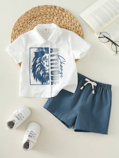 SHEIN 2件套男婴休闲学院风蓝色狮子图案白色短袖衬衫和蓝色短裤套装，适合夏季生日派对、锐舞派对、晚宴、演出、婚礼、迎婴派对和一周岁生日庆祝活动。
