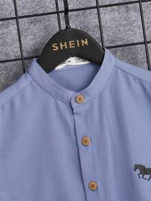 SHEIN Conjunto de camisa de cuello mao y pantalones cortos para niño preadolescente, adecuado para el verano - Azul - Ver 3