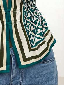 CAJUNI 女士绿色和白色夏季梭织修身上衣，深V露背吊带设计，配有可调节系带，饰有艺术几何图案，腰部收褶细节，波西米亚风度假上衣，适合海滩度假、节日和夏季派对、夏季假期、春季女性穿着、情人节、女士狂欢节服装、女士海滩度假等场合，围巾印花上衣，吊带上衣，几何印花上衣，V领上衣，无袖上衣 - 墨綠色 - 查看 8