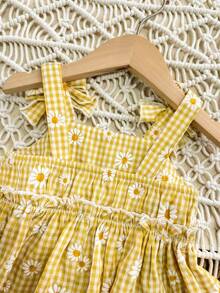 SHEIN Baby Girl Vacation Casual Yellow Plaid Floral Bow Decor Camisole And Pants Set Baby Girl Two Pieces Set Cute Baby Girl Outfit Vintage Style Baby Outfit Baby Girls Daisy Outfit Yellow Baby Girl Outfit, Kids - Yellow - View 8