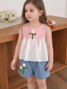 SHEIN 这款甜美可爱的女童粉白撞色背心套装，包含一件上衣和一条短裤。背心采用柔软的针织面料，粉白撞色设计，胸前饰有3D立体花朵，俏皮吸睛。宽松的娃娃衫款式搭配柔软水洗面料的短裤，短裤上也饰有同款花朵贴花，打造舒适自在的造型。适合春夏日常外出、公园玩耍和社区散步。 - 粉色 - 查看 3