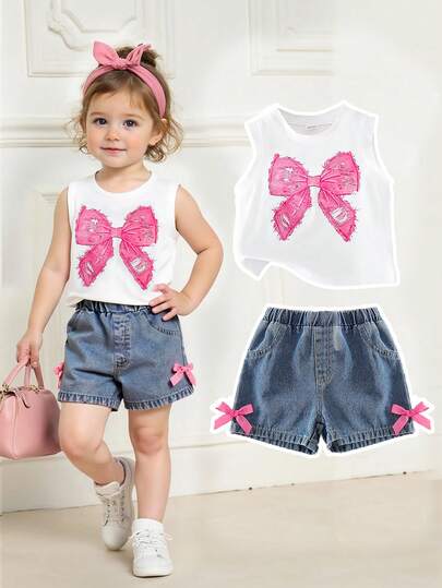 SHEIN 女婴夏季无袖套装，圆领罗纹背心饰有粉色蝴蝶结印花，搭配饰有同款蝴蝶结的牛仔短裤，甜美青春的风格，适合夏季日常穿着，充满活力又可爱。