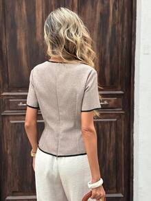 SHEIN Frenchy Áo kiểu nữ dáng suông, cổ chữ V, xếp ly, phối viền tương phản, thích hợp cho kỳ nghỉ và đi làm, mùa hè; Áo kiểu ôm eo tối giản kiểu Pháp, phối viền tương phản, thích hợp cho đi làm/hẹn hò/dã ngoại; Áo kiểu thường ngày thanh lịch cho nữ, thích hợp đi chơi. - Cà phê nâu - Xem 2