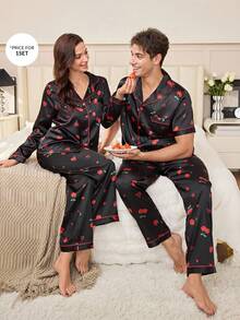 Manfinity Conjunto de pijama de manga corta para hombre con cuello de solapa de seda sintética con estampado de corazones de cereza y ribete de contraste - Negro - Ver 7