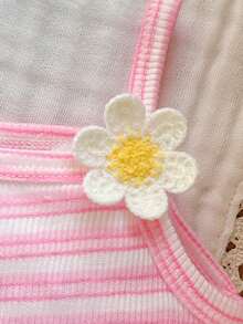 SHEIN Vintaside Kids 1件女婴彩虹条纹针织花卉3D网纱连体衣，舒适柔软休闲百搭，适合假日日常穿着，亮丽可爱的粉紫色夏季新品 - 粉色 - 查看 5