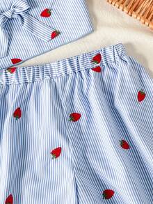 SHEIN Conjunto informal de 2 piezas de niña preadolescente para vacaciones, con parte superior de tirantes con volantes y lazo en la espalda, y shorts, con bordado de fresa y rayas azules y blancas - Azul - Ver 6