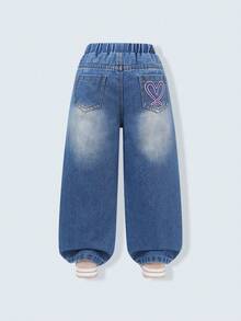 Pantalones vaqueros de pierna ancha de estilo coreano de moda versátil para niñas, cintura alta con bordado de corazón, cómodo algodón premium, uso diario básico para la escuela y vacaciones, pantalones vaqueros de pierna ancha para niñas con corazones y mariposas, pantalones vaqueros de campana, pantalones holgados para niñas - Azul lavado medio - Ver 4