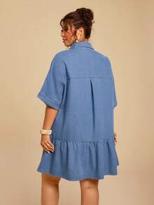 SHEIN TRVLCHIC Đầm sơ mi denim dáng suông tay ngắn cài một hàng khuy dành cho nữ cỡ lớn, có bèo nhún, kiểu dáng thường ngày. - Rửa trung bình - Xem 2