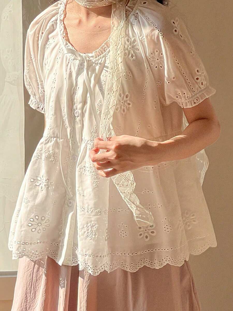 FRIFUL Áo kiểu nữ cổ tròn, thêu toàn thân, dáng rộng, có bèo nhún ở gấu áo, thích hợp mặc mùa hè. - trắng - Xem 1