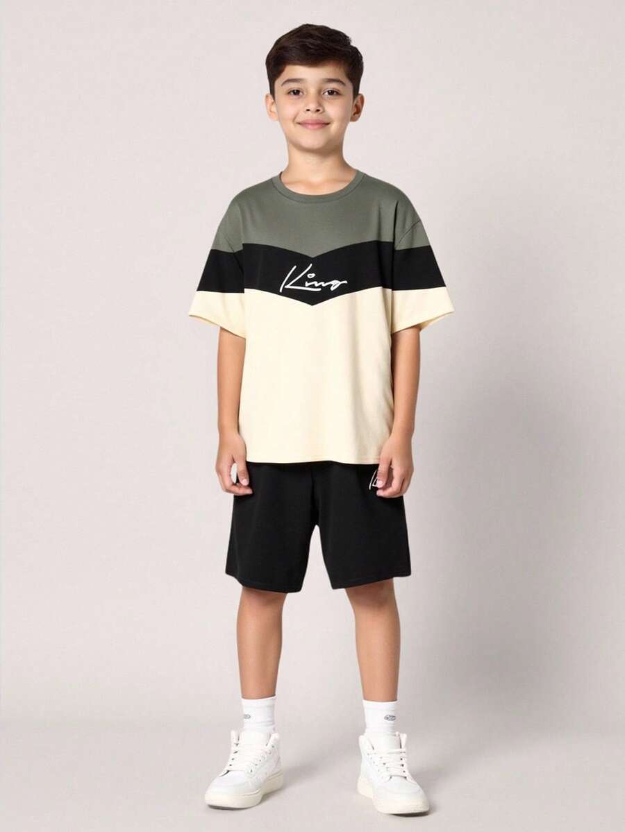 SHEIN 两件套男童休闲撞色圆领短袖T恤短裤套装，适合通勤、上学、日常穿着、运动、春夏穿着。