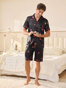 Herrpyjamaset i satin med hjärtmönster, krage och shorts, svart bakgrund - Svart - Visa 4