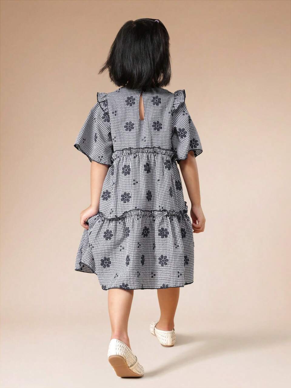 Vestido floral de cuadros  con mangas abullonadas y capas