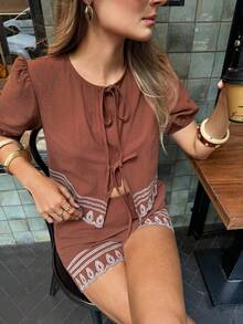 Serisse 2 Peças Conjunto de Top com Detalhe de Bordado e Amarração na Frente com Manga Pétalas e Shorts para Férias de Verão Feminino - Café - Visão 7