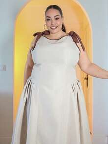 Pretty and Ole Vestido casual plus size cáqui, gola redonda, sem mangas, acabamento contrastante, laço decorativo, cintura evasê - Damasco - Ver 6