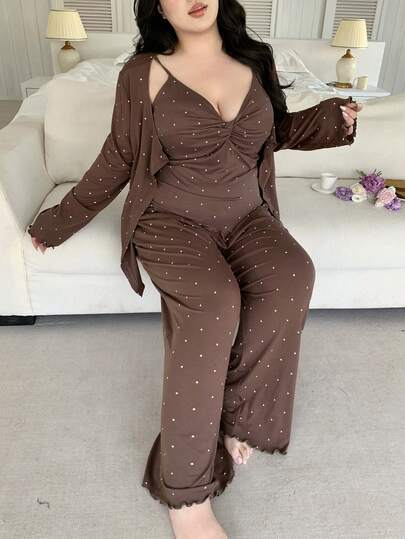 Dazy Plus Bộ đồ ngủ cỡ lớn in chấm bi gồm áo hai dây, áo khoác dài tay và quần dài.