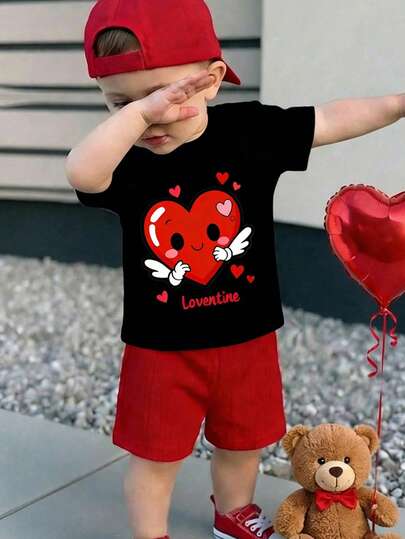 SHEIN Playful Pals Día de San Valentín Conjunto de 2 piezas de camiseta de manga corta con cuello redondo y pantalón corto a juego con estampado de corazón para bebé niño unisex de 0 a 3 años, adecuado para primavera/verano, uso diario, exterior, de moda