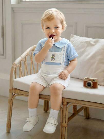 Souflis Souflis 2pcs/Set Toddler Boys' French Style Light Blue Collar Short Sleeve Top Paired With White Bib Pants, Suitable For Home, Play And More Occasions