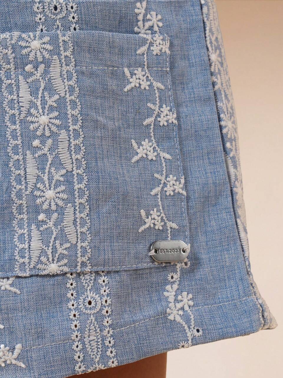 Tuta floreale azzurra con spalline