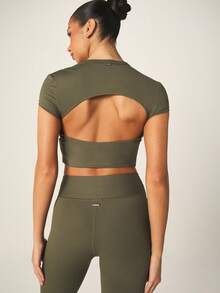 Missguided x Playboy 带有Logo图案的短袖圆领露背运动上衣，细节处有镂空设计 - 橄欖綠 - 查看 2