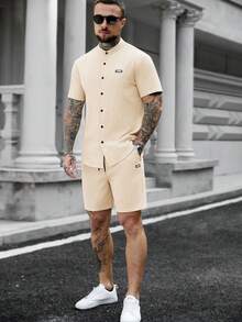 Manfinity CasualCool 男士纯色立领短袖衬衫上衣和口袋短裤休闲日常套装两件套男士奶油色套装男士两件套男士夏季套装男士两件套夏季复古风，适合日常休闲、周末旅行、户外活动、探险旅行、轻松的工作环境或半正式场合，可作为男友/丈夫礼物、周年纪念/生日礼物、派对夏季假期、沙滩装、夏威夷婚礼、春夏两季穿着。 - 米色 - 查看 3