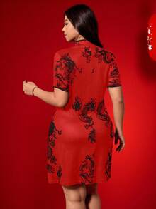 SHEIN Elenzya Đầm chữ A cỡ lớn in hình rồng Trung Quốc, thích hợp cho mùa xuân/hè. - Đỏ - Xem 2