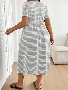 SHEIN Đầm mùa hè dáng rộng, thoải mái, cổ tròn, tay raglan, có dây rút, kẻ sọc dành cho phụ nữ mang thai cỡ lớn. - Màu Xám nhạt - Xem 2