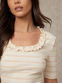 WESTFADE Áo cổ tròn xếp nếp kẻ sọc và quần short xếp nếp ôm sát cạp trung bình. - Màu be - Xem 2