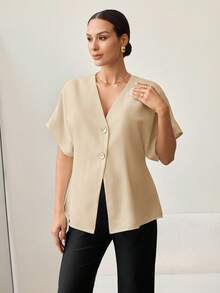 MaterniWear 夏季孕妇装 工作服 孕妇工作套装 孕妇工作上衣 优雅孕妇上衣，卡其色撞色孕妇上衣，配金属纽扣，适合通勤和外出。孕妇纯色V领蝙蝠袖短袖纽扣休闲衬衫，经典百搭款式，优雅上衣，女士衬衫，优雅商务休闲上衣，纯色上衣，不对称衬衫，经典上衣，商务休闲上衣，女士真丝上衣，女士上衣，优雅衬衫，女士优雅上衣，女士V领衬衫，经典上衣，女士衬衫，休闲现代时尚上衣，女士办公室上衣，女士上衣，优雅女士上衣和衬衫，工作衬衫，职业装，女士工作服，女士，女士优雅套装，女士工作上衣，女士夏季衬衫，带纽扣衬衫 - 卡其色 - 查看 4