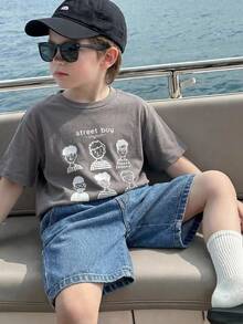 两件套男童休闲趣味印花短袖T恤和牛仔短裤套装，适合春夏季室内、室外、日常、运动、玩耍、聚会、拍照、度假、节日等场合。 - 灰色 - 查看 3