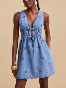Travachic 女士性感无袖V领樱桃刺绣系带牛仔连衣裙 - 淺色水洗藍 - 查看 1